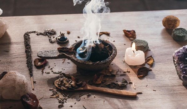 تاریخچه عود در جذب عشق