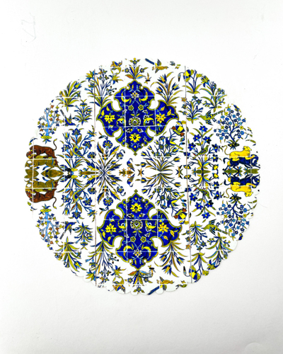 رومیزی و زیربشقابی دایره‌ای با طرح گل‌دار متقارن در رنگ‌های آبی و زرد