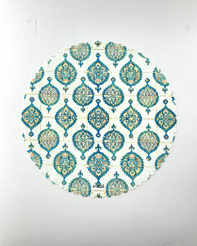 رومیزی و زیربشقابی دایره‌ای با طرح بته‌جقه منظم و رنگ‌های آبی و طلایی