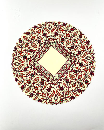 رومیزی و زیربشقابی دایره‌ای با طرح سنتی و نقش هندسی-گل‌دار