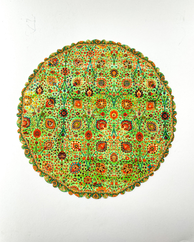 رومیزی و زیربشقابی دایره‌ای با نقش‌های گل‌دار سنتی و رنگ‌های گرم