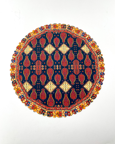 رومیزی و زیربشقابی دایره‌ای با زمینه آبی تیره و نقش‌های سنتی منظم