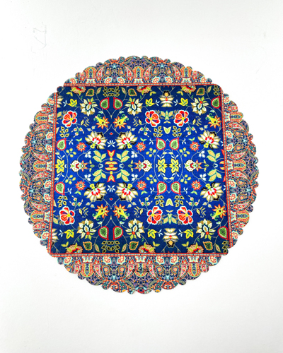 رومیزی و زیربشقابی دایره‌ای با نقش‌های سنتی و رنگ‌های زنده