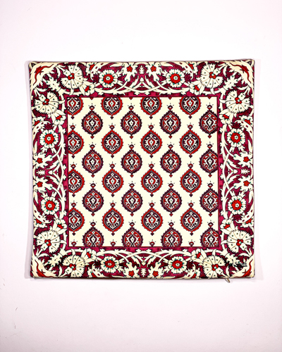 کوسن با طرح سنتی الماسی و گل‌دار – جلوه‌ای از نظم و زیبایی در دکوراسیون منزل