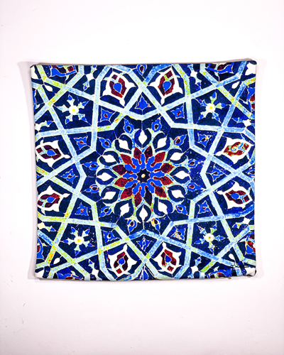 کوسن با طرح هندسی سنتی و رنگ‌های آبی و قرمز – تلفیقی از هنر اسلامی و زیبایی مدرن