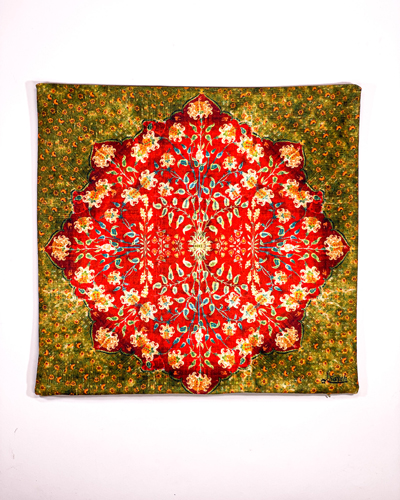 کوسن با طرح سنتی و زمینه سبز – جلوه‌ای از هنر شرقی در دکوراسیون مدرن