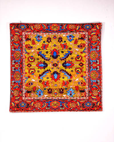 کوسن با طرح فرش سنتی و زمینه زرد – جلوه‌ای از رنگ، اصالت و هنر در دکوراسیون منزل