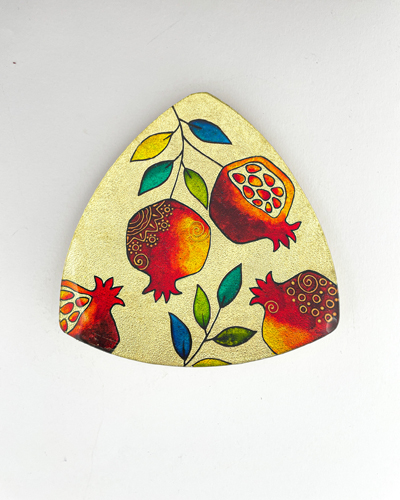 بشقاب دیوارکوب سه گوش طرح انار با ورق طلا و رزین – هنری و دست‌ساز