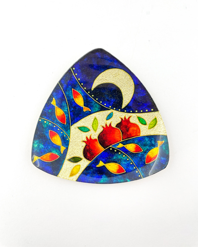 دیوارکوب مثلثی دست‌ساز با طرح شب، انار، ماه و ماهی مزین به ورق طلای نفیس