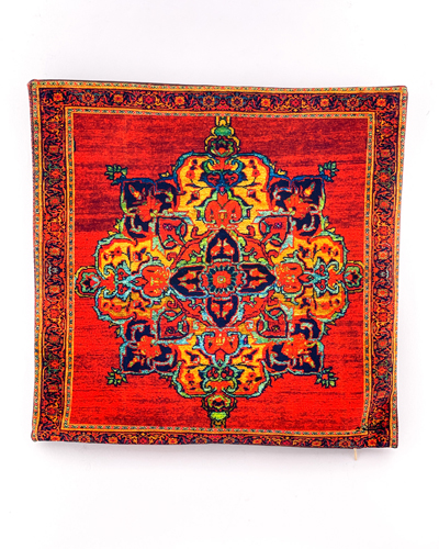 کوسن با طرح فرش سنتی و زمینه قرمز – جلوه‌ای از شکوه و اصالت در دکوراسیون منزل