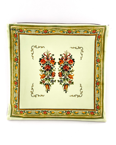 کوسن با طرح گل‌دار کلاسیک و زمینه کرم – جلوه‌ای از لطافت و زیبایی در دکوراسیون منزل