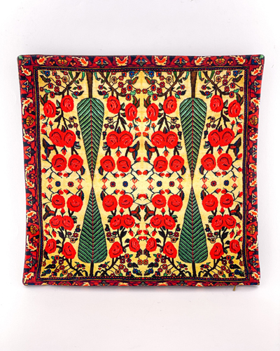 کوسن با طرح گل‌دار سنتی و زمینه زرد – ترکیبی از رنگ، انرژی و هنر در دکوراسیون منزل