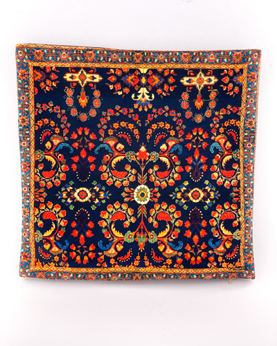 کوسن با طرح سنتی و زمینه سرمه‌ای – ترکیبی از اصالت، رنگ و آرامش در دکوراسیون منزل