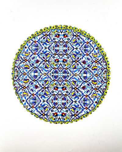 رومیزی و زیربشقابی دایره‌ای با طرح هندسی و گل‌دار آبی، زرد و قرمز روی زمینه سفید