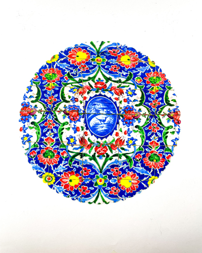 رومیزی و زیربشقابی دایره‌ای با طرح گل‌دار آبی و قرمز روی زمینه سفید