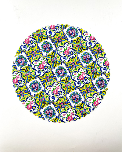 رومیزی و زیربشقابی با زمینه سفید و نقش کاشی‌کاری رنگارنگ