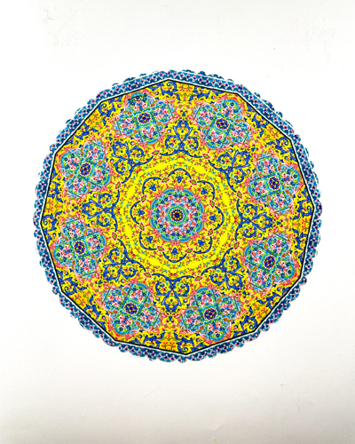 رومیزی و زیربشقابی با زمینه زرد و نقش دایره‌ای گل‌دار رنگارنگ