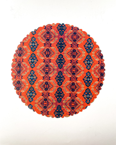 رومیزی و زیربشقابی با زمینه قرمز با نقش سنتی دایره‌ای