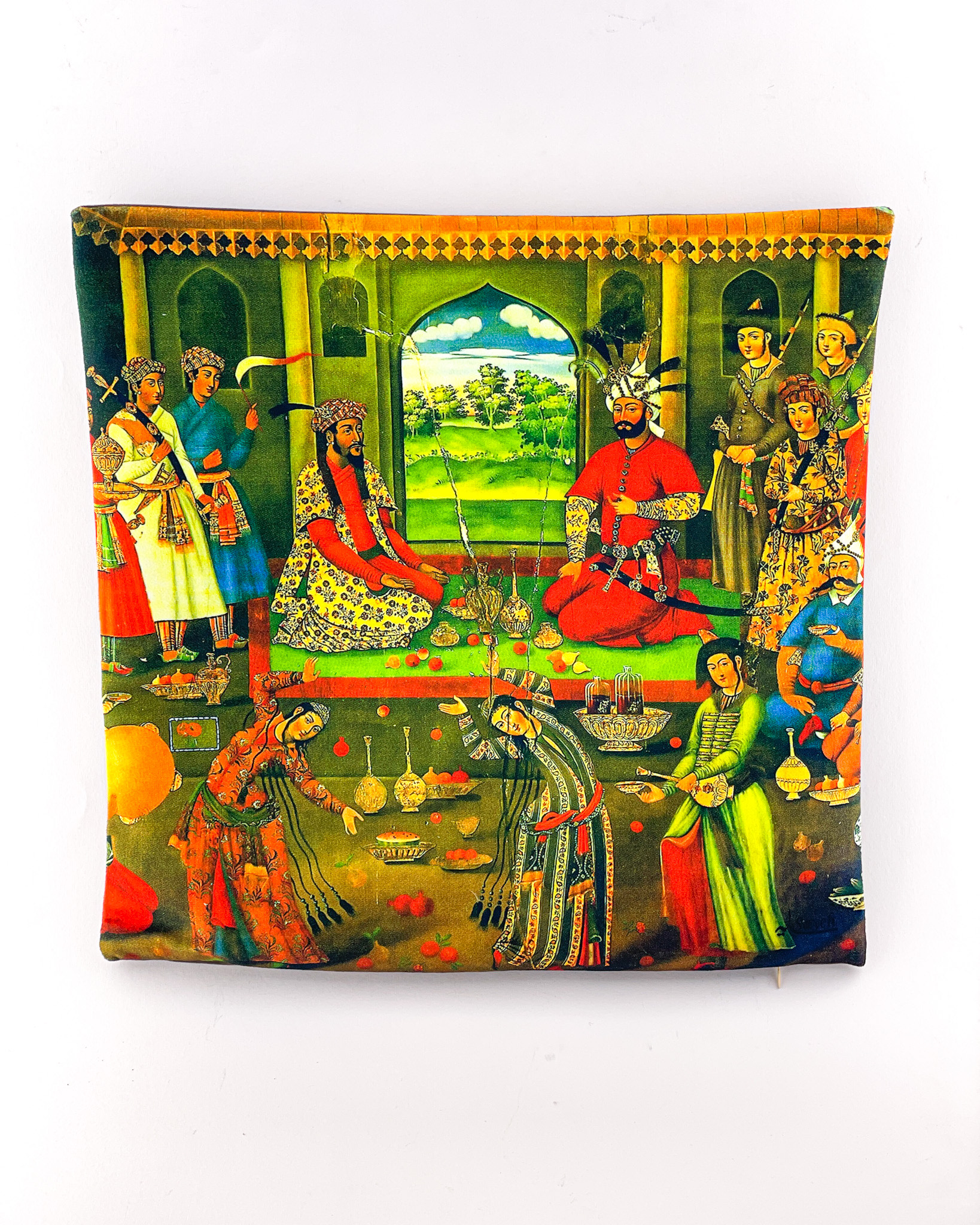 کوسن طرح نقاشی درباری با جلوه کلاسیک و رنگ‌های زنده