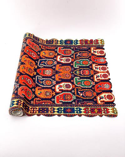 رانر و رومیزی سنتی با نقوش هندسی و گل‌دار در رنگ‌های گرم و زنده