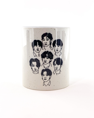 ماگ سرامیکی با چاپ طرح اعضای گروه بی‌تی‌اس