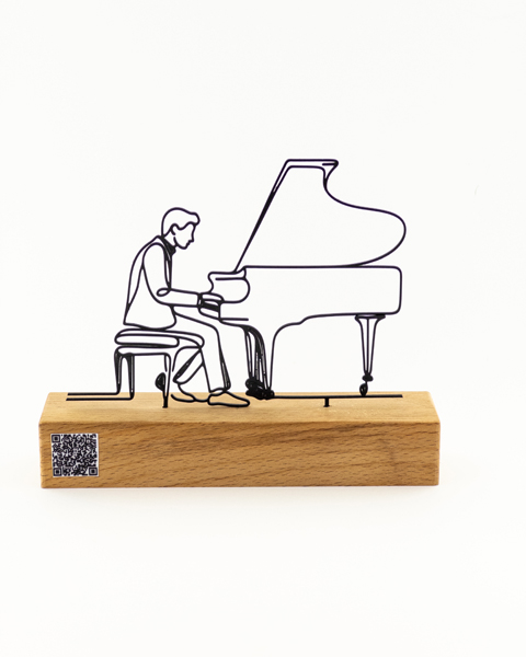 تندیس فلزی پیانیست با پایه چوبی راش گرجستان | لمس هنر و موسیقی در دکوراسیون شما