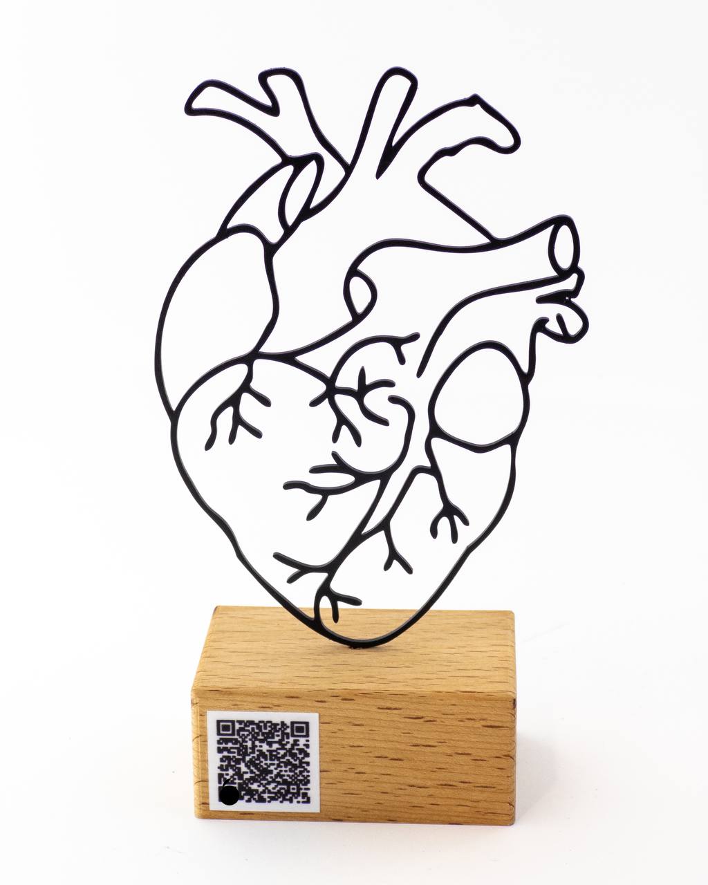 تندیس فلزی طرح قلب با پایه چوبی راش گرجستان | دکوری شیک و مدرن