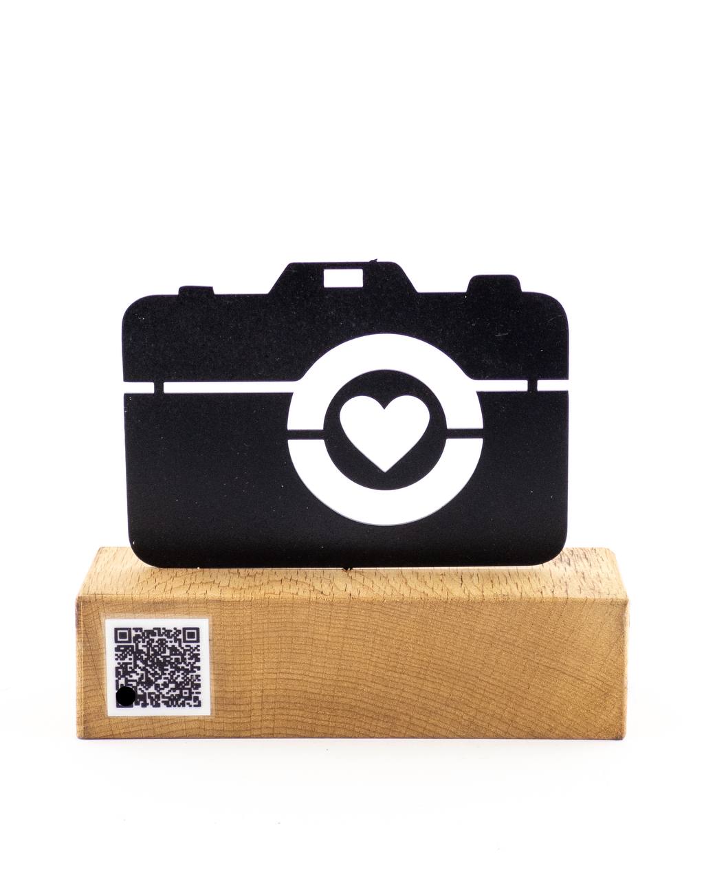 تندیس فلزی طرح دوربین عکاسی مشکی با پایه چوبی راش گرجستان | نماد و هدیه ای خاص برای عکاس ها