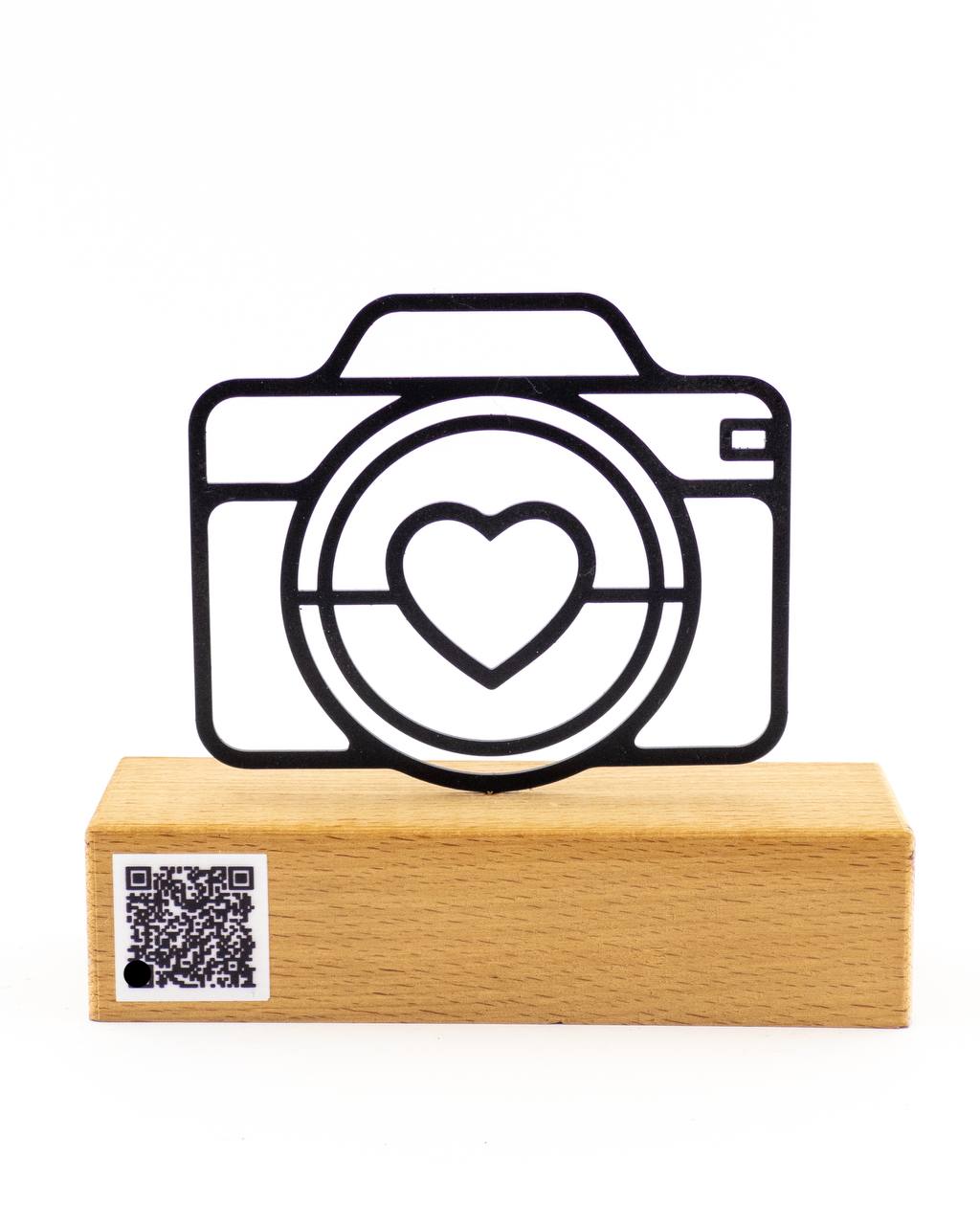 تندیس فلزی دوربین عکاسی و قلب ظریف با پایه چوبی راش گرجستان | هنر عشق و عکاسی