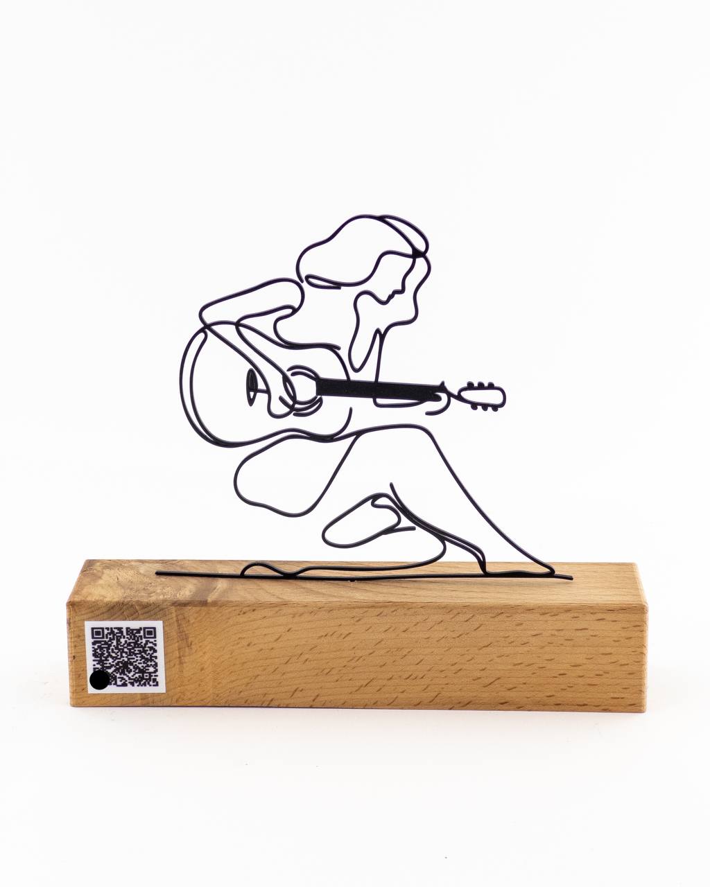 تندیس فلزی طرح دختر گیتاریست با پایه چوب راش گرجستان | دکوری شیک و مدرن