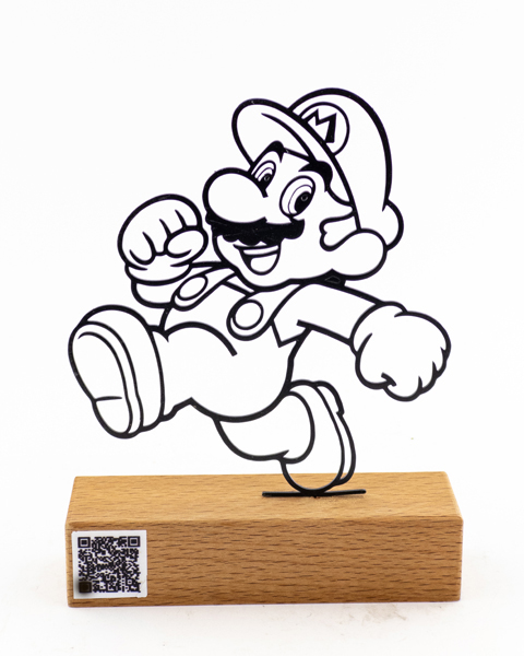 تندیس فلزی طرح ماریو با پایه چوبی راش گرجستان | دکوری شیک و مدرن