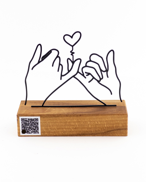 تندیس فلزی طرح دو دست عاشق با پایه چوبی راش گرجستان | نمادی از عشق و علاقه