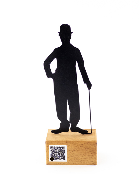 تندیس فلزی طرح چارلی چاپلین با پایه چوبی راش گرجستان | یادگار سینما کلاسیک