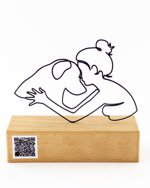 تندیس فلزی دختر و سگ با پایه چوبی راش گرجستان | هدیه ای خاص برای دوستداران سگ