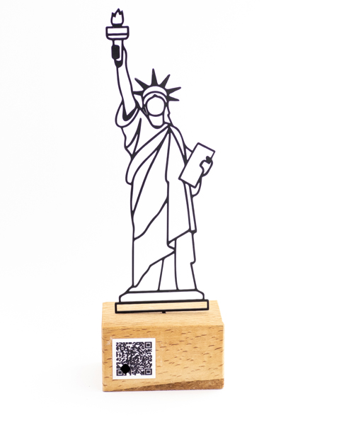تندیس فلزی طرح آزادی نیویورک با پایه چوبی راش گرجستان | دکوری شیک و مدرن