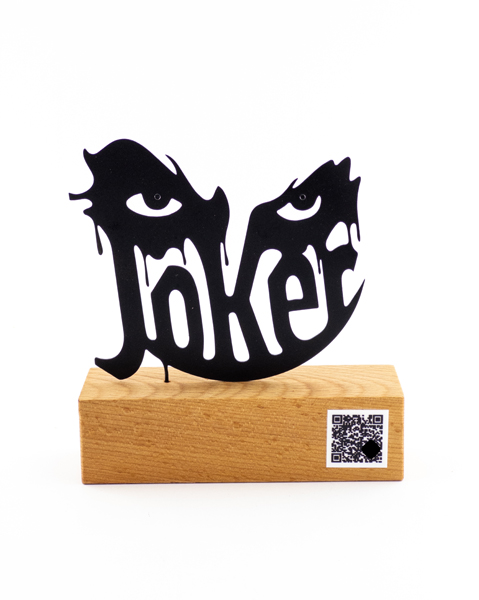 تندیس فلزی جوکر با پایه چوبی راش گرجستان | تلفیقی از هنر و کالیگرافی مدرن