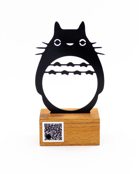 تندیس فلزی توتورو با پایه چوب راش و QR کد اختصاصی متن و موزیک