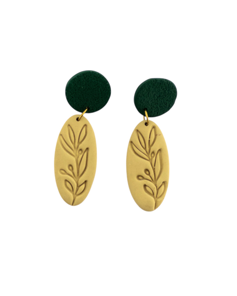 گوشواره دست‌ساز با خمیر پلیمری با تم کرم و سبز–  سبک، خاص، و ضد حساسیت