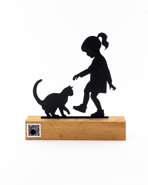 تندیس فلزی فانتزی دختر بازیگوش و گربه با پایه چوب راش و QR کد اختصاصی