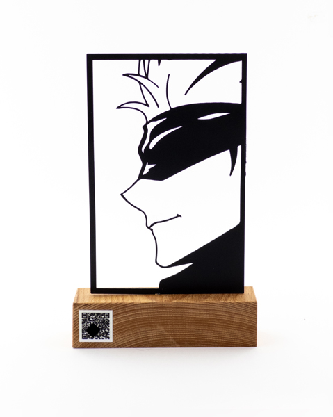 تندیس فلزی ساتورو گوجو – قدرتمندترین جادوگر انیمه Jujutsu Kaisen با پایه چوب گرجستان و QR کد اختصاصی