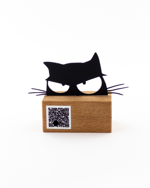 تندیس فلزی گربه موذی – شکارچی زیرک با نگاه چپ‌چپ و پایه چوب گرجستان + QR کد اختصاصی