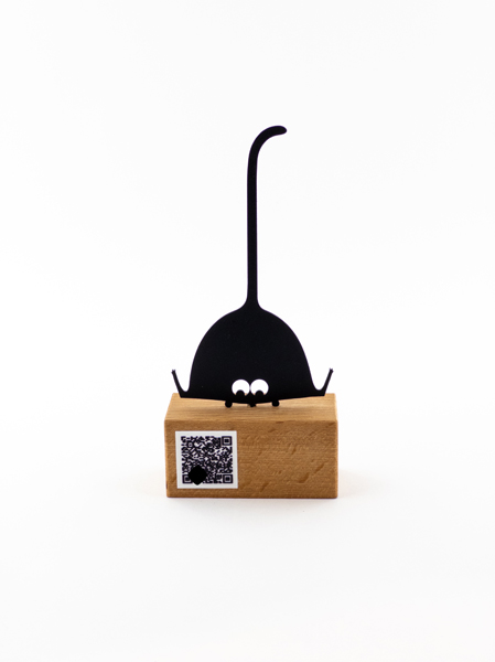 تندیس فلزی گربه چاق و بانمک – تپلی دوست‌داشتنی برای عاشقان گربه با پایه چوب راش و QR کد اختصاصی