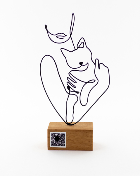 تندیس فلزی طرح خطی زن و گربه – لاین‌آرت عاشقانه با پایه چوب گرجستان و QR کد اختصاصی