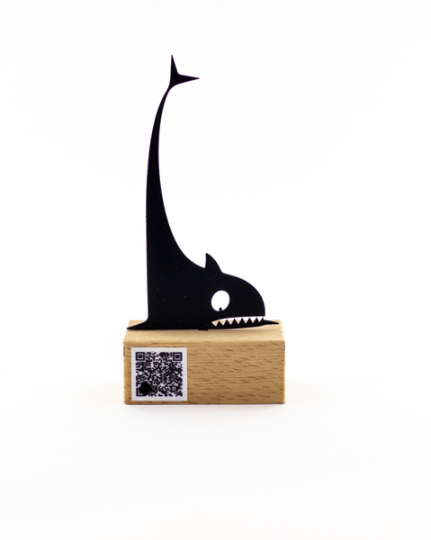 تندیس فلزی کوسه فانتزی | مناسب برای علاقه‌مندان به طراحی‌های خاص و حیوانات دریایی با پایه چوب راش و QR کد اختصاصی