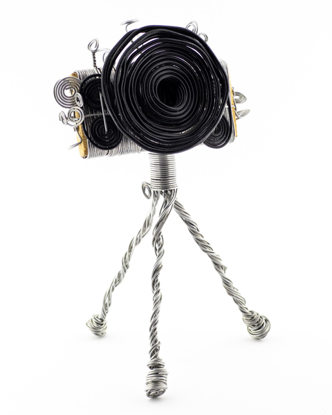 دوربین مفتولی دستساز همراه با پایه مفتولی | طراحی مینیمال با حس یونیک