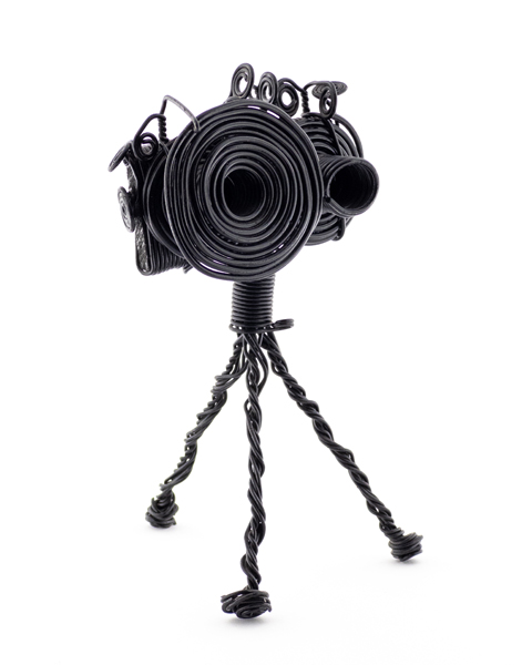 دوربین مفتولی دستساز همراه با پایه مفتولی | طراحی مینیمال با حس نوستالژی