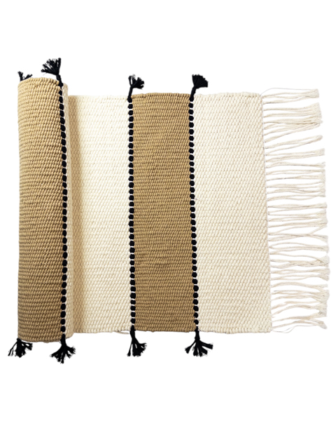 رانر و رومیزی مستطیلی دست‌ساز با نخ پنبه طبیعی، رنگ شتری و سفید با منگوله‌های مشکی – مناسب دکور بوهو و مینیمال