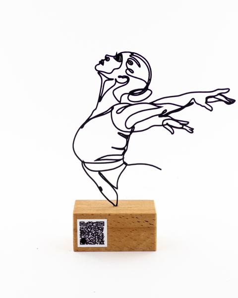 تندیس فلزی زن در حال پرواز با پایه چوبی راش گرجستان |  نماد آزادی و قدرت زنانه