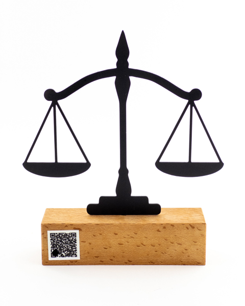 تندیس ترازو عدالت با پایه چوب راش گرجستان – هدیه ویژه برای وکلا و قضات