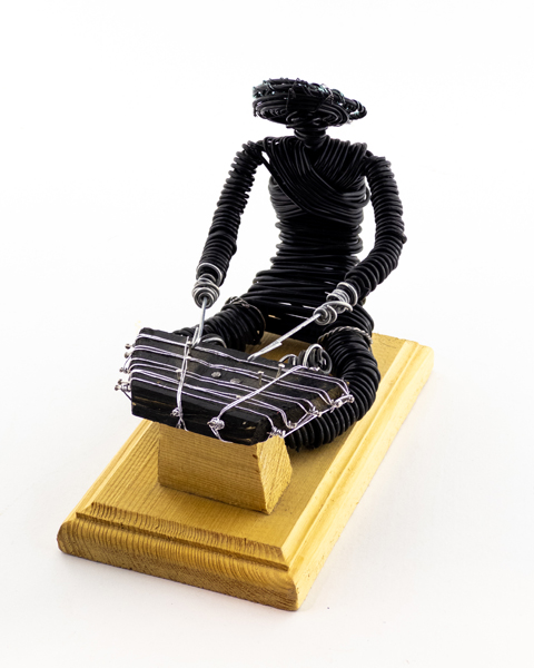 تندیس نوازنده سنتور  با مفتول فلزی – جلوه هنر و موسیقی